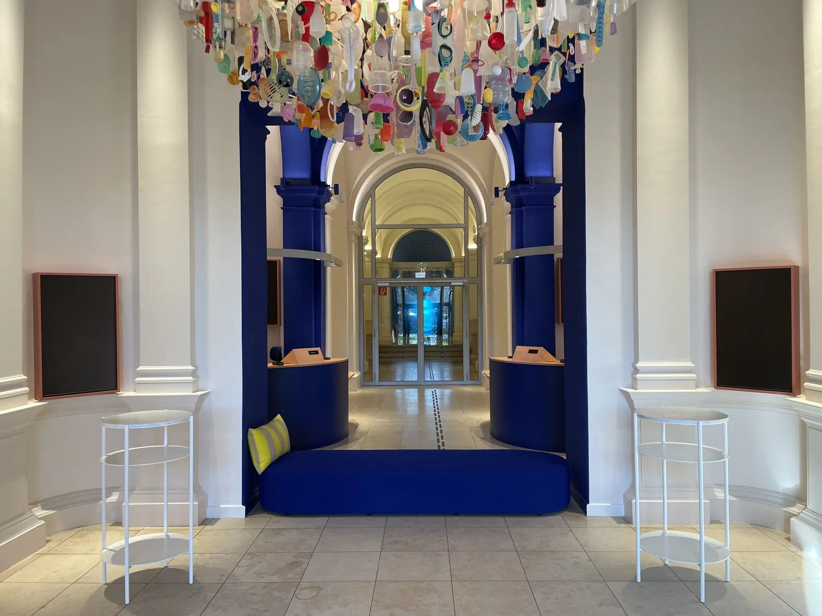 Foyer Museum für Kunst und Gewerbe Hamburg – Empfangstresen und Möbel im neuen Eingangsbereich