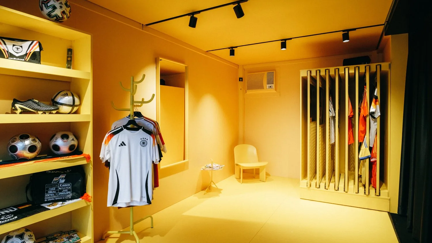 adidas-Ausstellung zur UEFA EURO 2024 – Raum mit Trikots der deutschen Nationalmannschaft, Spielbällen und Lamellenschrank, Konstruktionsplanung 2H Konzepte
